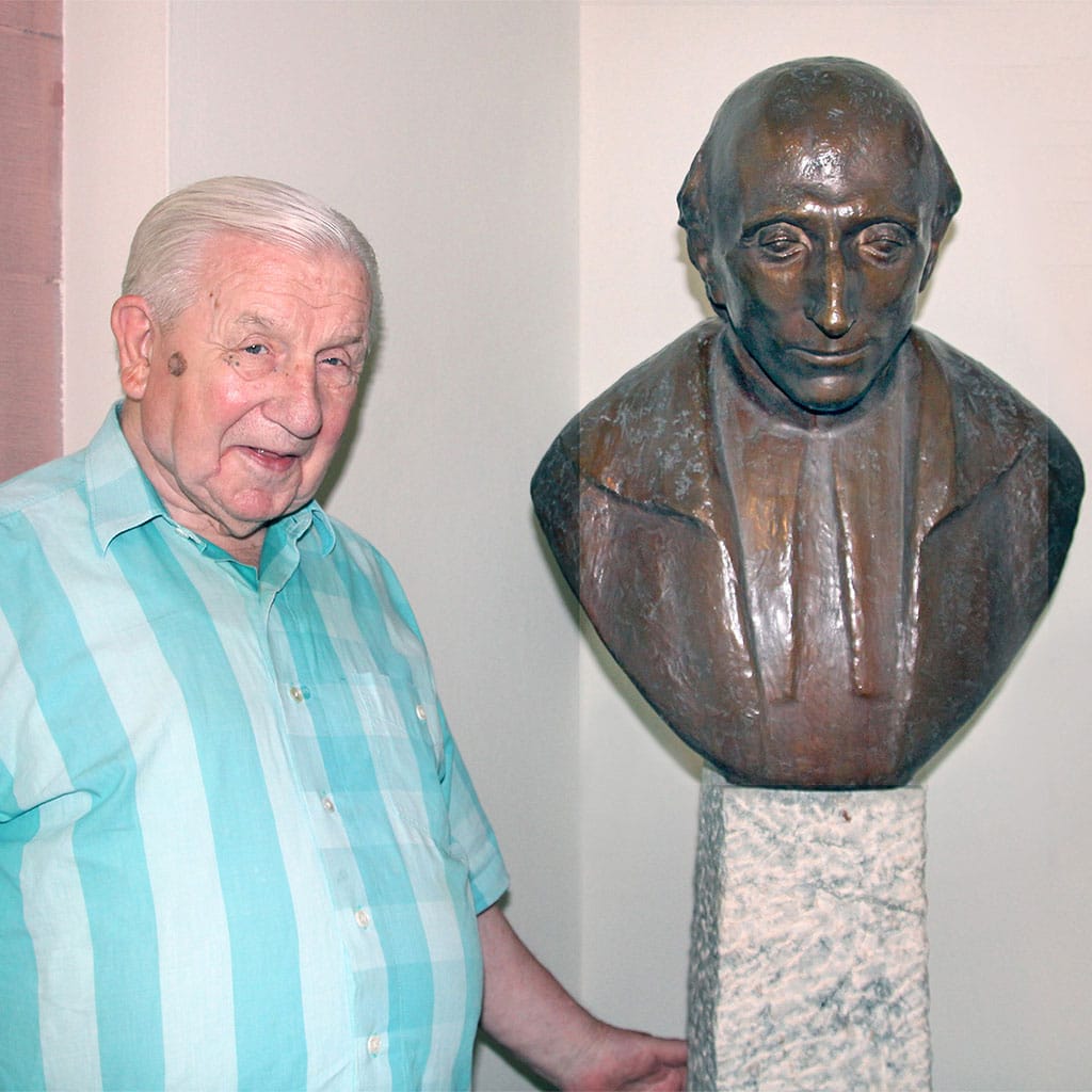Pater Friedel Weiland SAC neben der Büste des heiligen Vinzenz Pallotti im Limburger Missionshaus der Pallottiner