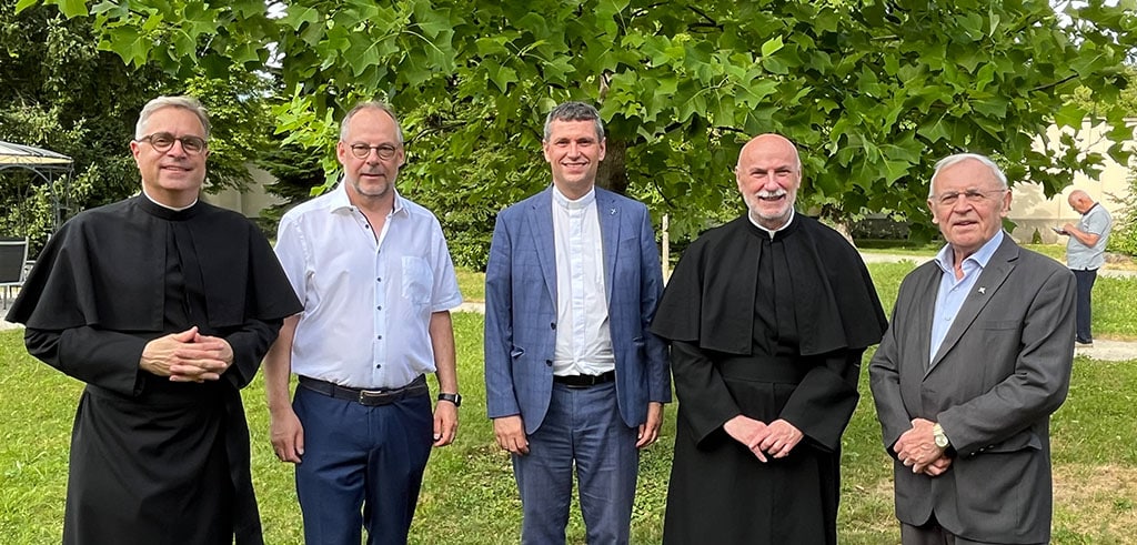 Fototermin zwischen Festgottesdienst und Festessen v.l.n.r.: Provinzial P. Markus Hau, Ex-Rektor P. Sascha Heinze, Generalvikar Mag. Harald Mattel, Rektor P. Norbert Possmann, Alt-Rektor P. Alois Schwarzfischer. Fototermin zwischen Festgottesdienst und Festessen v.l.n.r.: Provinzial P. Markus Hau, Ex-Rektor P. Sascha Heinze, Generalvikar Mag. Harald Mattel, Rektor P. Norbert Possmann, Alt-Rektor P. Alois Schwarzfischer