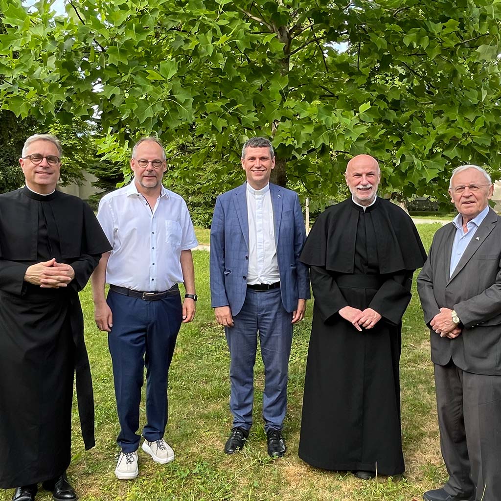 Fototermin zwischen Festgottesdienst und Festessen v.l.n.r.: Provinzial P. Markus Hau, Ex-Rektor P. Sascha Heinze, Generalvikar Mag. Harald Mattel, Rektor P. Norbert Possmann, Alt-Rektor P. Alois Schwarzfischer Fototermin zwischen Festgottesdienst und Festessen v.l.n.r.: Provinzial P. Markus Hau, Ex-Rektor P. Sascha Heinze, Generalvikar Mag. Harald Mattel, Rektor P. Norbert Possmann, Alt-Rektor P. Alois Schwarzfischer