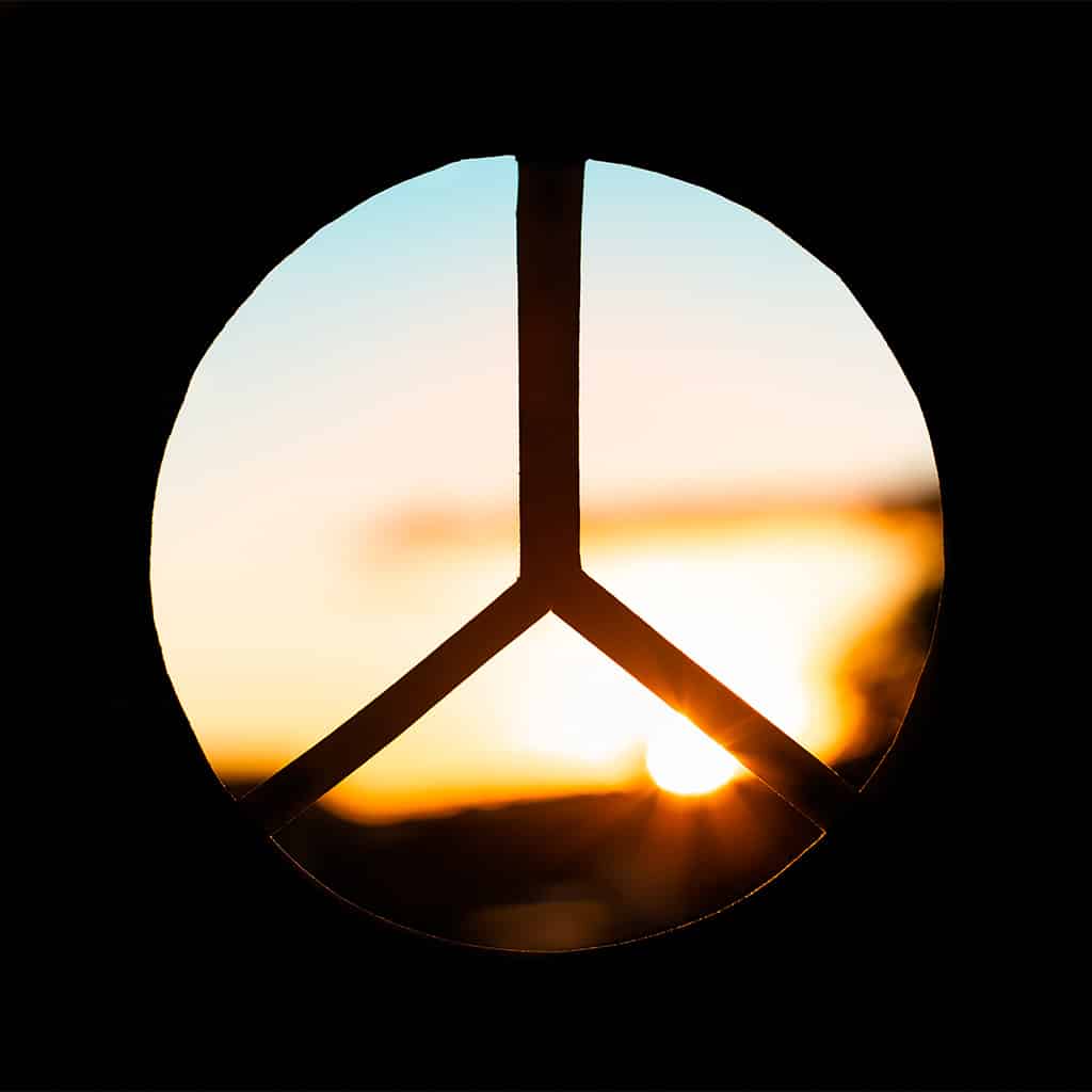 Friedenssymbol: Peace-Zeichen vor Sonnenuntergang