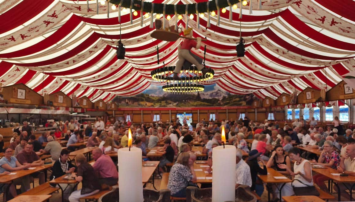 Volles Zelt beim Gottesdienst mit Pater Christoph beim Friedberger Volksfest