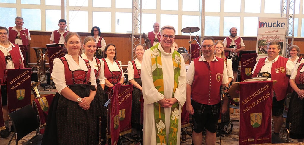 Aretsrieder Musikanten und Pater Christoph Lentz beim Zeltgottesdienst 2026 Aretsrieder Musikanten und Pater Christoph Lentz beim Zeltgottesdienst 2026