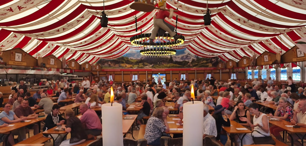 Gottesdienst lockt viele Gläubige an, kommt aber nicht an den Alpenrock-Andrang heran Zeltgottesdienst am 9. August 2026 beim Friedberger Volksfest