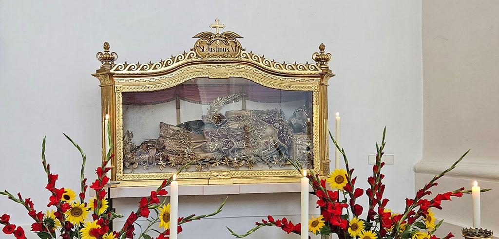 An seinem Gedenktag am 4. August verehrten Gläubige den hl. Justinus in der Wallfahrtskirche Herrgottsruh Geschmückter Schrein mit Blumen und Kerzen - am 4. August dem Gedenktag des hl. Justinus