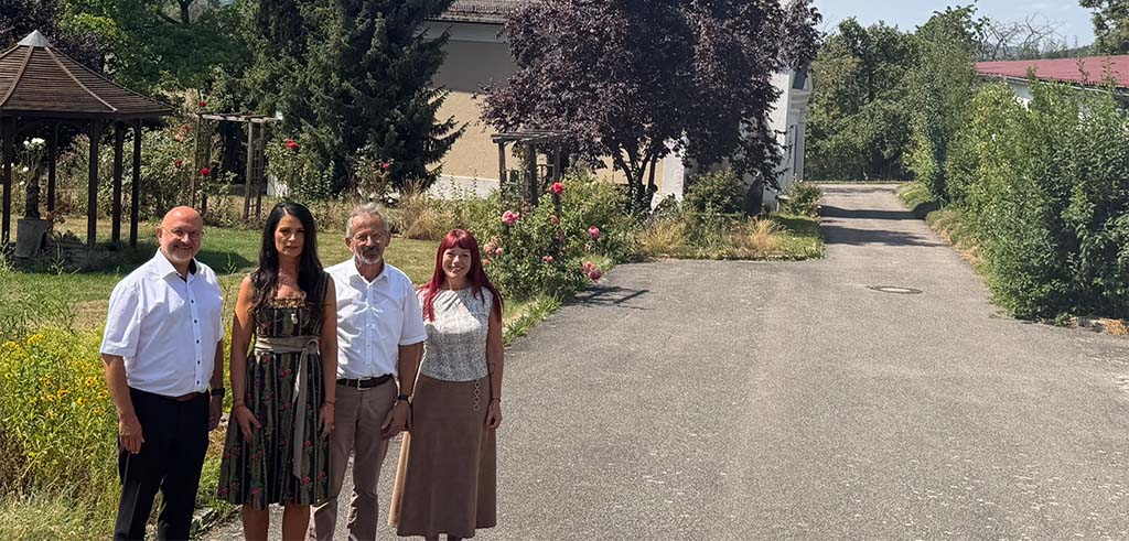 Pater Rainer Schneiders SAC, Frau Michaela Lankes, Herr Gottfried Lankes, Frau Bürgermeisterin Heike Fries (v.l.n.r.) Klostergut Hofstetten startet neu