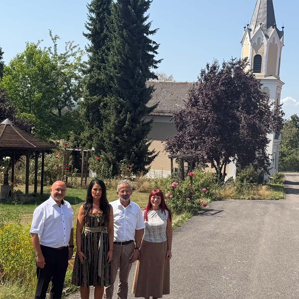 Michaela Lankes erwirbt Klostergut Hofstetten Gruppenbild nach erfolgtem vertraglichem Nutzungsübergang