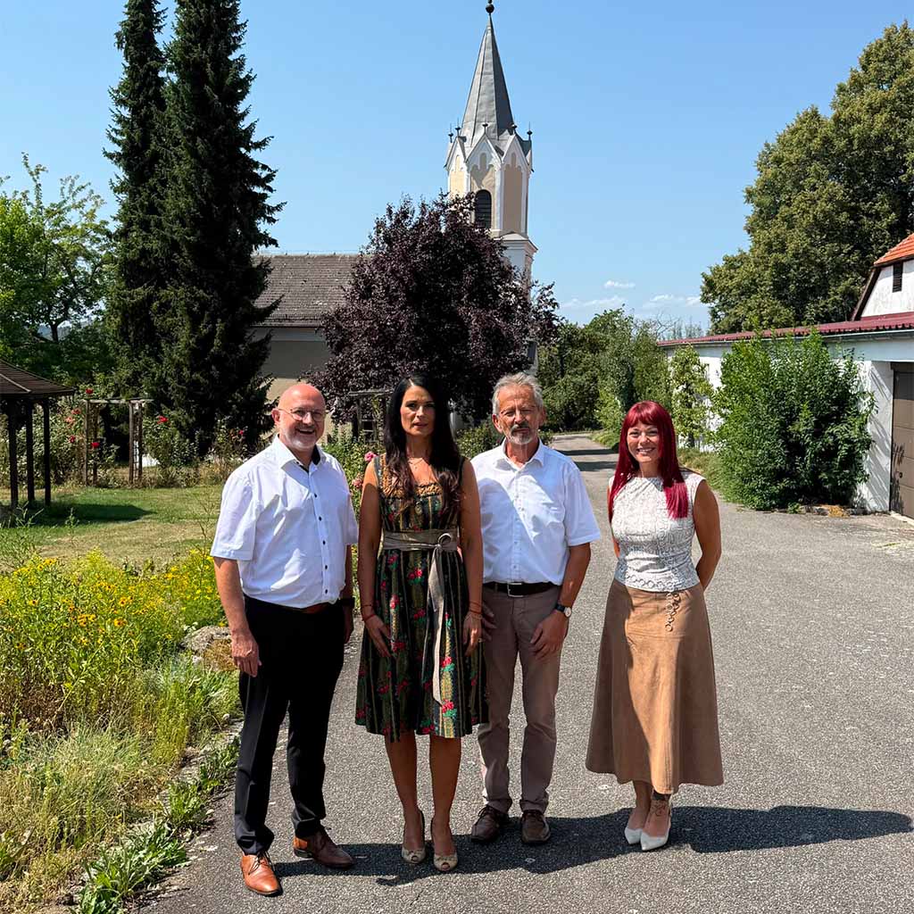 Vor der Meindl-Kapelle auf dem Klostergut Hofstetten