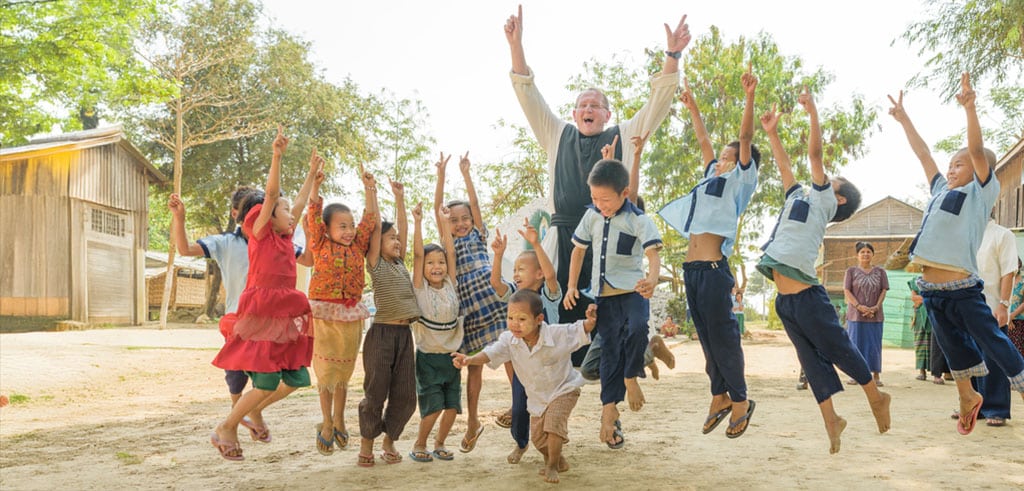 „Afrika liebt Jesus“ Luftsprung von P. Karl Wallner mit zahlreichen Kindern