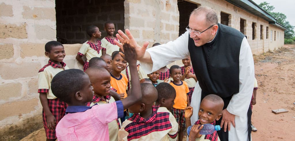 High five mit Missio-Nationaldirektor P. Karl Wallner High five mit Missio-Nationaldirektor P. Karl Wallner