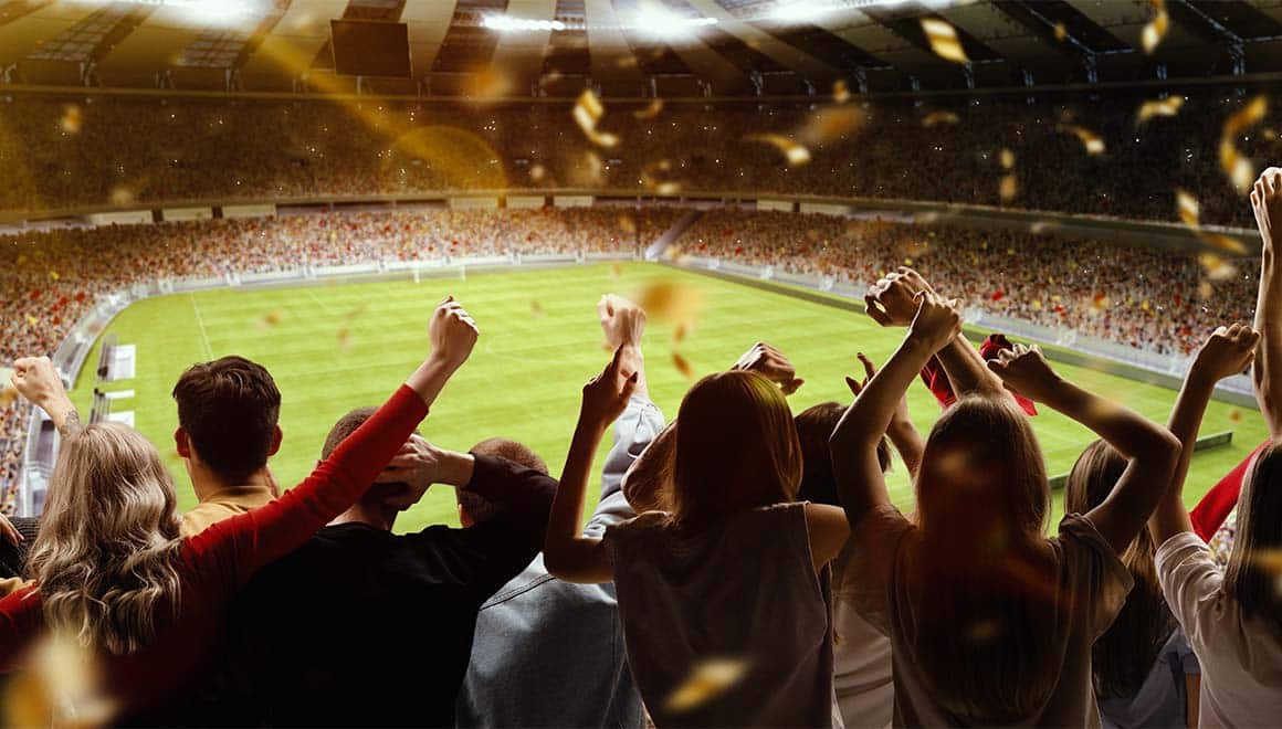 Jubelnde Menge in einem Fußballstadion