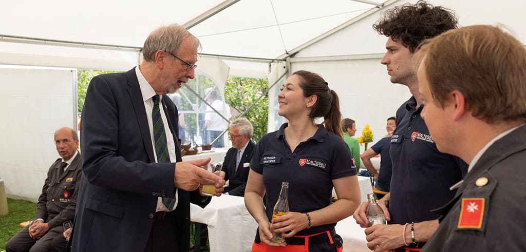 Großprior Fra’ Gottfried Kühnelt-Leddihn im Gespräch mit Mitarbeiterinnen Großprior Fra’ Gottfried Kühnelt-Leddihn im Gespräch mit Mitarbeiterinnen der Malteser