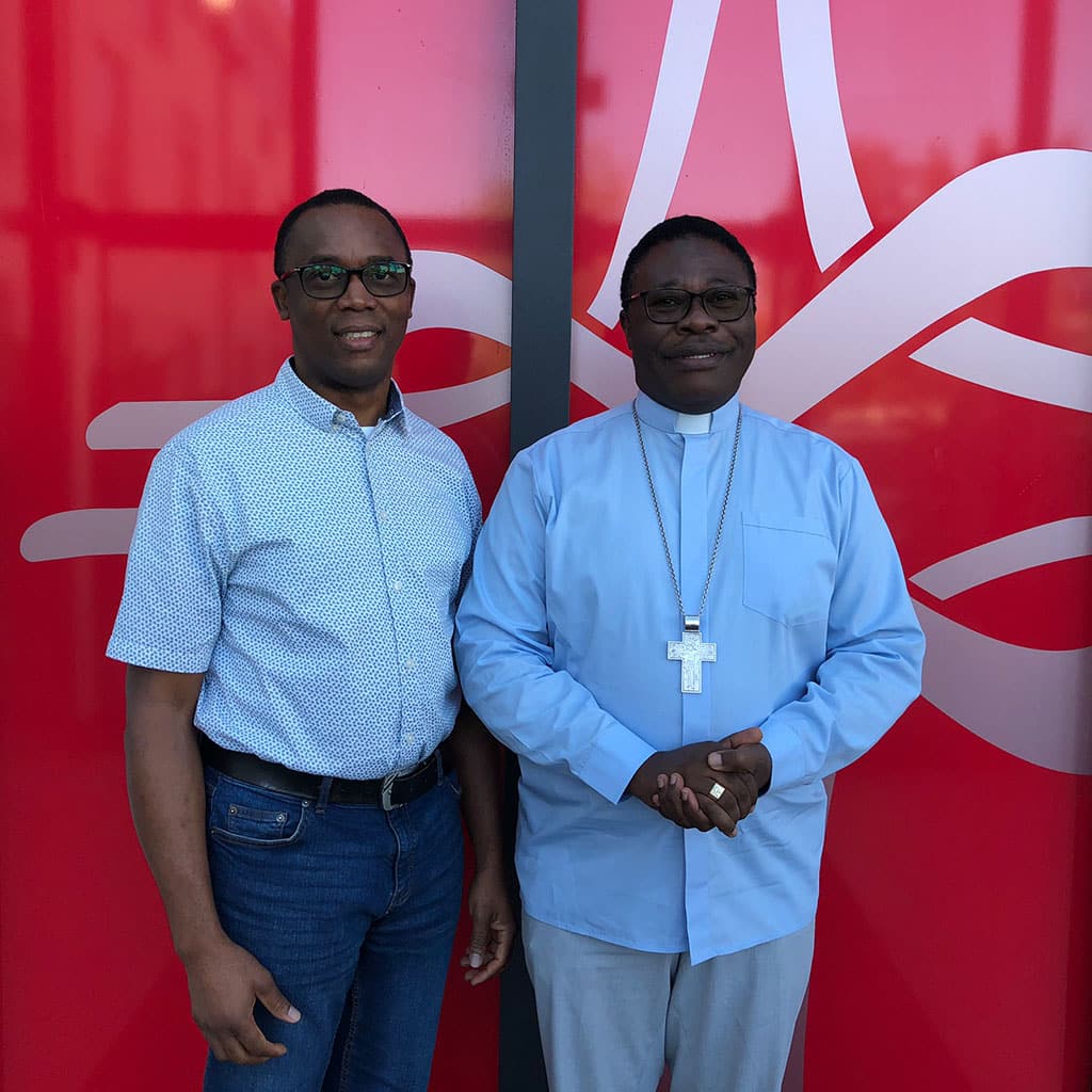 Bischof Bruno Ateba besucht das Missionsbüro in Friedberg