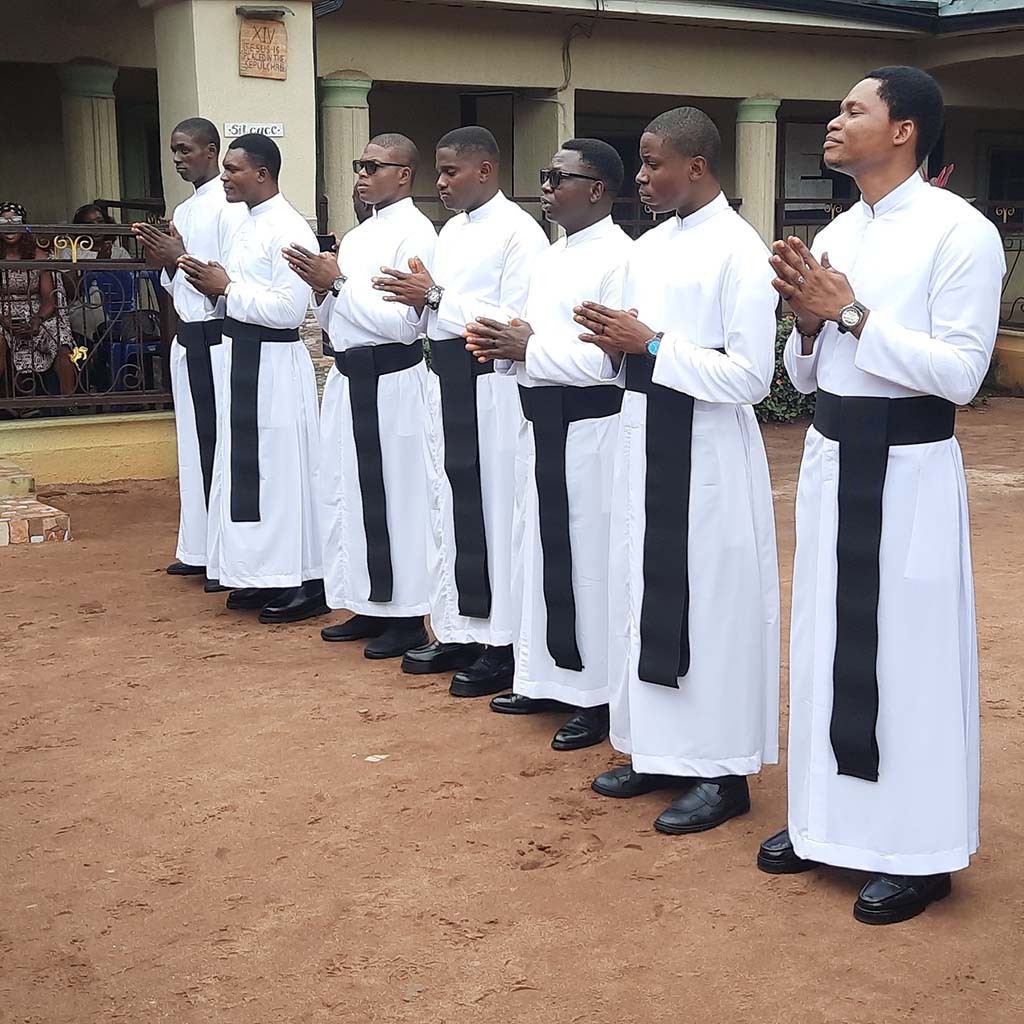 Sieben Novizen erhalten nach Noviziatsjahr in Owerri (Nigeria) den Habit der Pallottiner Sieben Novizen erhalten nach Noviziatsjahr in Owerri (Nigeria) den Habit der Pallottiner