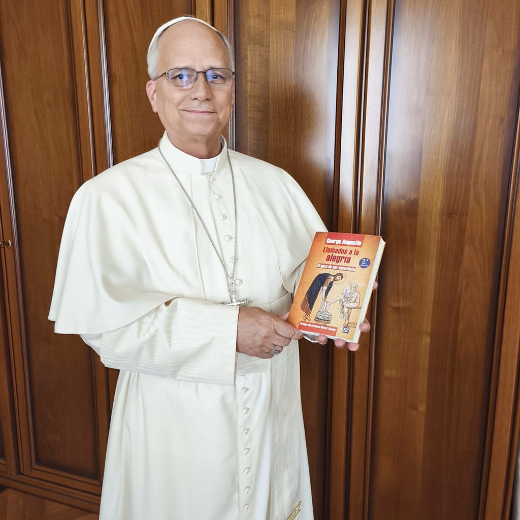 Papst Leo mit der spanischen Übersetzung von „Zur Freude berufen“ Papst Leo XIV. erhält Publikationen des Kardinal Walter Kasper Instituts