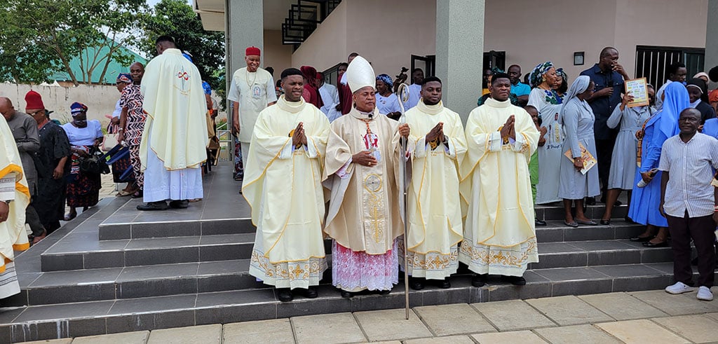 Kardinal Peter Ebere Okpaleke, Bischof der Diözese Ekwulobia, freut sich über die Neupriester Kardinal Peter Ebere Okpaleke, Bischof der Diözese Ekwulobia, freut sich über die Neupriester.
