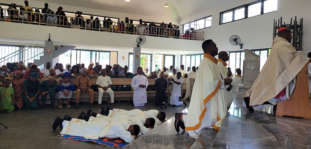 Die feierliche Priesterweihe fand in der Kapelle „Our Lady Queen of Apostles“ im pallottinischen Mutterhaus in Mbaukwu-Umuawulu statt Drei nigerianische Pallottiner zu Priestern geweiht. Die bewegende Feier fand im Mutterhaus der Nigerianischen Delegatur in Mbaukwu statt.