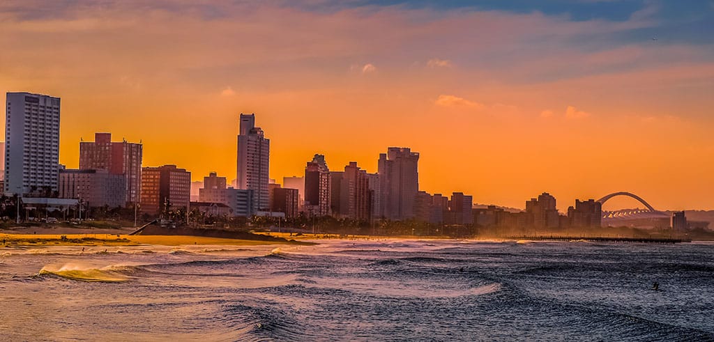 Durban am Indischen Ozean Durban golden mile beach with white sand and skyline South Africa