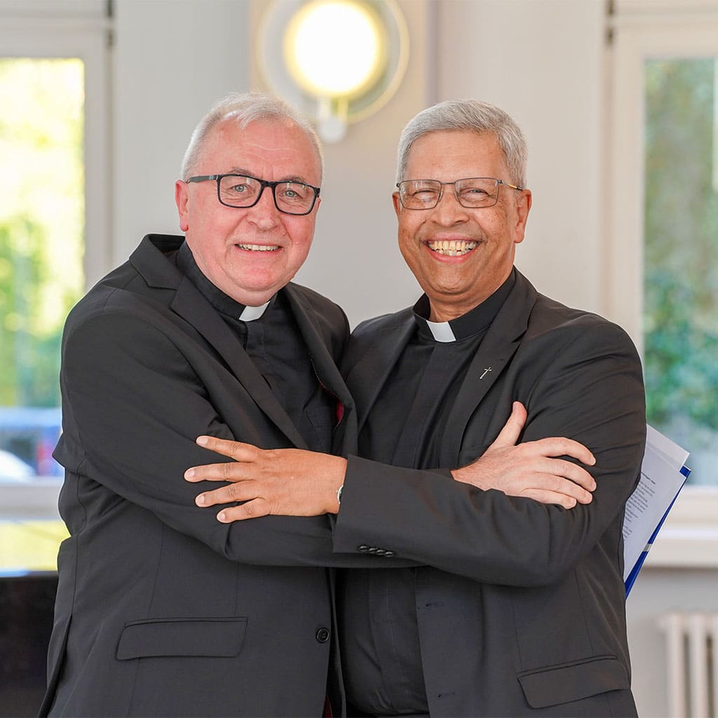Mitbrüder: Generalrektor Pater Zenon Hanas SAC und Prof. Pater Dr. George Augustin SAC Mitbrüder: Generalrektor Pater Zenon Hanas SAC und Prof. Dr. George Augustin SAC