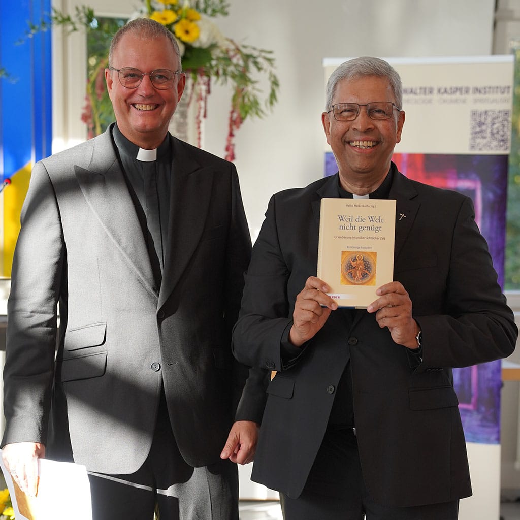 Herausgeber Dr. Heiko Merkelbach überreichte dem Jubilar die Festschrift „Weil die Welt nicht genügt“. Herausgeber Dr. Heiko Merkelbach überreichte dem Jubilar die Festschrift „Weil die Welt nicht genügt“.